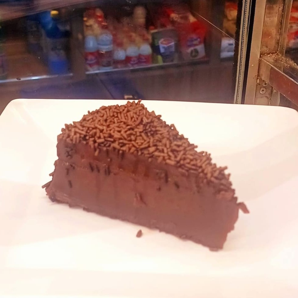 Delicie-se com a nossa irresistível 'Fatia de Torta Gelada de Chocolate'. Esta é uma verdadeira obra-prima da confeitaria, perfeitamente equilibrada para satisfazer os amantes de doces mais exigentes. A cada mordida, você será envolvido por uma rica e cremosa camada de chocolate premium, contrastando maravilhosamente com uma base crocante. Esta delícia gelada é a escolha perfeita para os dias quentes, proporcionando um refresco irresistível e uma doçura incomparável. Uma experiência gastronômica que promete encantar todos os sentidos.