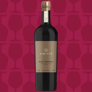 Elaborado com as uvas Montepulciano, o Vinho Amitié Montepulciano Oak Barrel é um vinho brasileiro proveniente da região da Serra Gaúcha, produzido pela Vinícola Amitié.  Esse produto amadureceu em barricas de carvalho durante 8 meses.  De coloração vermelho rubi, esse vinho traz consigo aromas de frutas negras, ameixa, amora, toque de alcaçuz e defumado, com paladar intenso, taninos macios e elegante.