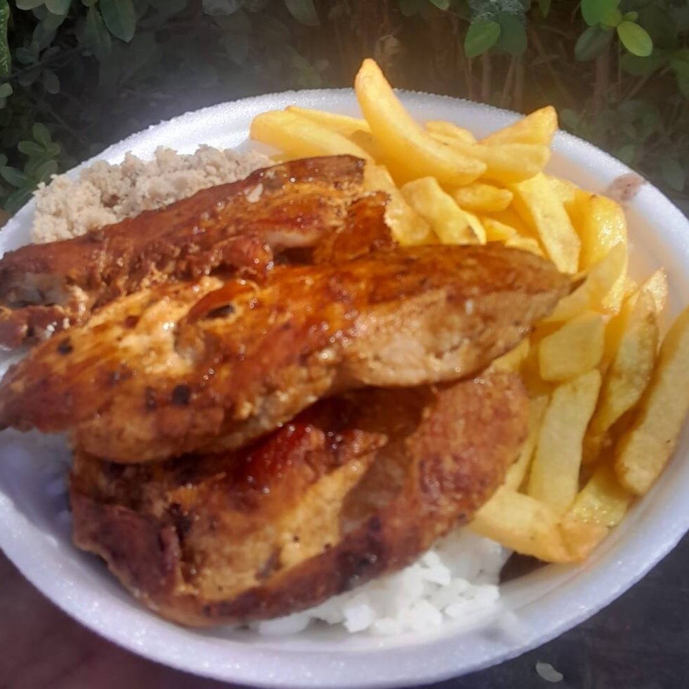 Arroz fresquinho, feijão delicioso, fr grelhado, farofa, 01 acompanhamento