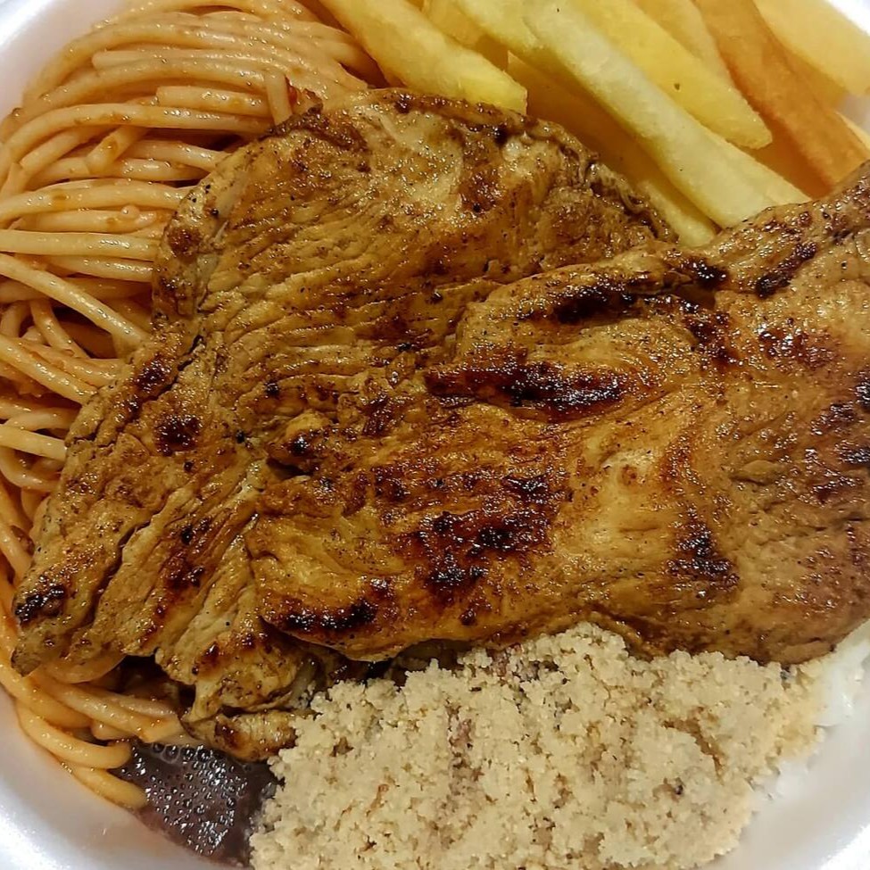 Saboroso filé de frango, grelhado à perfeição na chapa, proporcionando um sabor único e irresistível. Acompanha uma combinação harmoniosa de feijão fresquinho e arroz soltinho, juntamente com um delicioso macarrão ao molho e farofa crocante. Todas as refeições são servidas com um Guaracrac. Valorize ainda mais o seu prato selecionando um acompanhamento à sua escolha. Um almoço completo e equilibrado, preparado com carinho e ingredientes de alta qualidade para satisfazer o seu paladar.