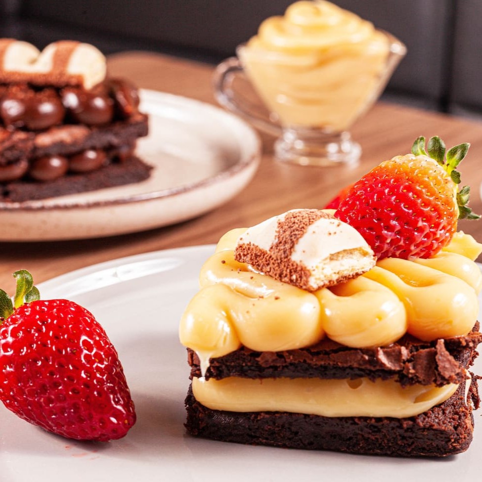 Dois Brownies Gourmets recheados no tamanho 8x8. Escolha o sabor. Obs 1: a Brownice não altera nenhum produto ou retira/adiciona ingrediente. Obs 2: produto de consumo imediato. Obs 3: o produto pode vir com vencimento  do mesmo Dia. Contém Glúten e Lactose. Alérgicos: Contém Ovo e Derivados do Trigo, Leite e Soja. Pode Conter: Centeio, Cevada, Aveia, Triticale, Amendoi, Amêndoa, Avelã, Castanha d