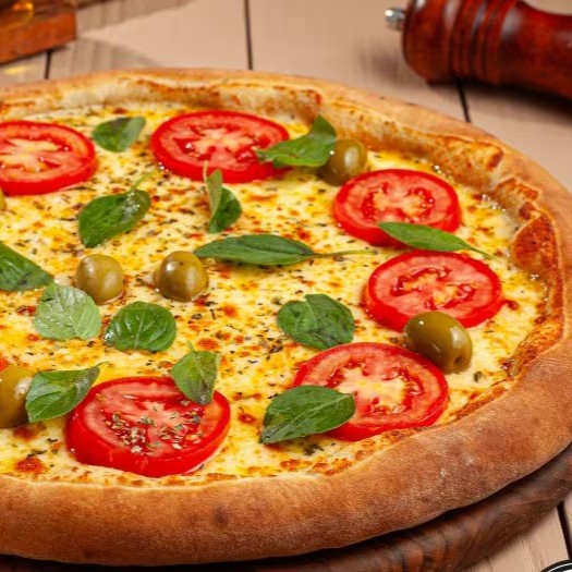 Mussarela, a frescura do tomate e o aroma envolvente do manjericão fresco dando um toque especial.