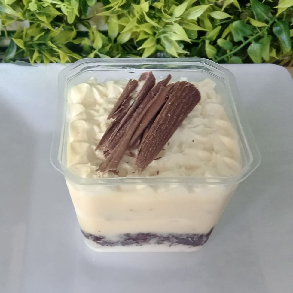 Descubra o encanto do nosso delicioso Bolo de Chocolate com Leite Ninho e Chantilly, categorizado como 'Bolo de Pote'. Deslumbre-se com a riqueza do nosso chocolate, harmoniosamente equilibrado com o doce suave do Leite Ninho. A cereja do bolo? Nosso chantilly fresco e exuberante que adiciona um toque de indulgência. Tudo isso habilmente apresentado em um generoso pote de 250ml, garantindo uma experiência gustativa verdadeiramente satisfatória.