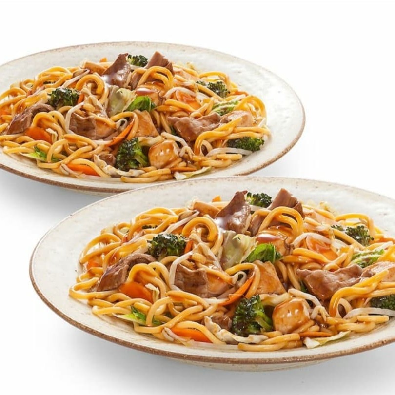 Nosso delicioso yakissoba com carne, frango e legumes ao molho de soja, para comer sozinho ou compartilhar com a galera. Aproveite!