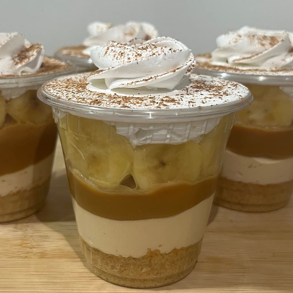 Base de biscoito triturado, mousse de doce de leite, bananas em rodelas, doce de leite e finalizado com chantilly e um toque de canela.