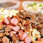 Carne, linguiça, coração e frango