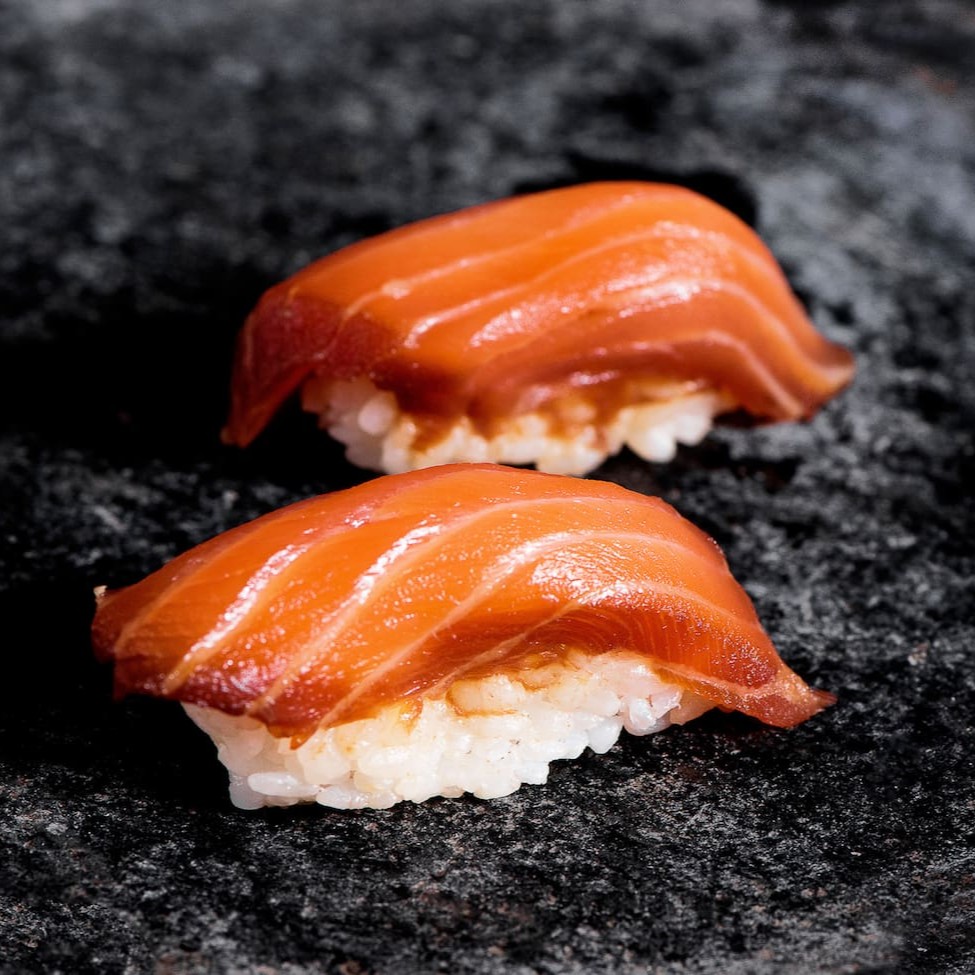 Salmão marinado 24 horas no shoyu, wasabi e molho do chef.