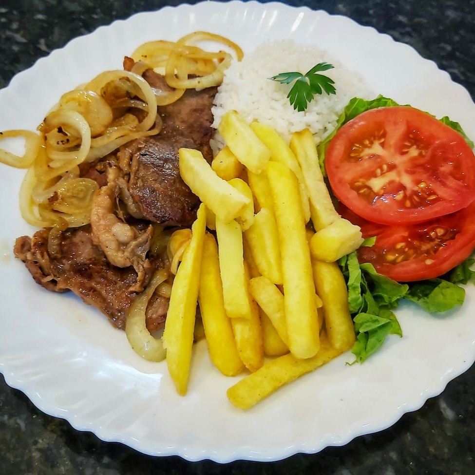 Acompanha: arroz, feijão, macarrão, farofa, batata frita e salada verde