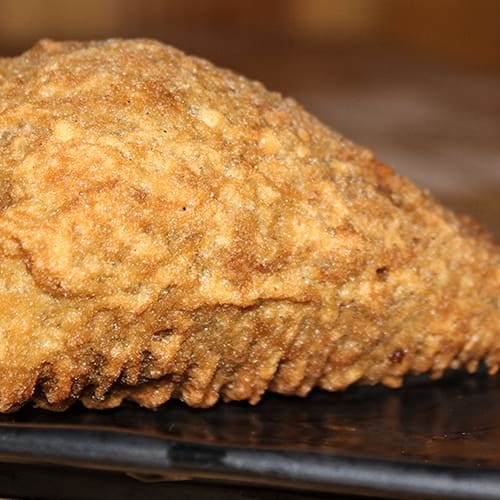 Cone de alga, arroz, atum, mix de cebolinha e alho poró empanado e frito no tempura.