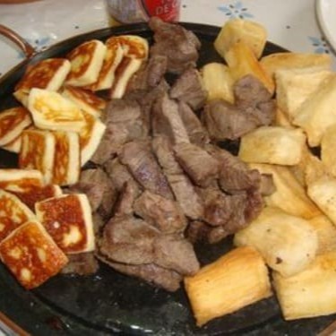 Recheado com suculentos cubos de alcatra, queijo coalho derretendo, aipim dourado frito na manteiga e calabresa picante e saborosa. Este prato é complementado com uma deliciosa farofa de alho, proporcionando a combinação perfeita de texturas e sabores.