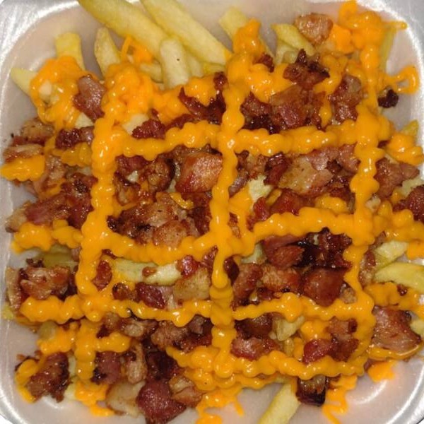 Batata pequena, bacon e cheddar cremoso.