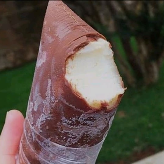 """Sacolé Gourmet de Prestígio: a combinação perfeita de cremosidade e chocolate! Um sabor irresistível feito com leite Ninho, Coco,chocolate, creme de leite e muito mais. Enriquecido com chocolate por saquinho para uma experiência ainda mais saborosa. Perfeito para qualquer hora do Dia!"".                                                               Sacolé  Gourmet , Dindin Geladinho Gourmet , Chup- Chup , Juju , Flau , Laranjinha                  Cremoso , Deliciosos , Saboroso , Sobremesas , Doces , Promoção , 0800  Açaí  Sorvete Sobremesa"