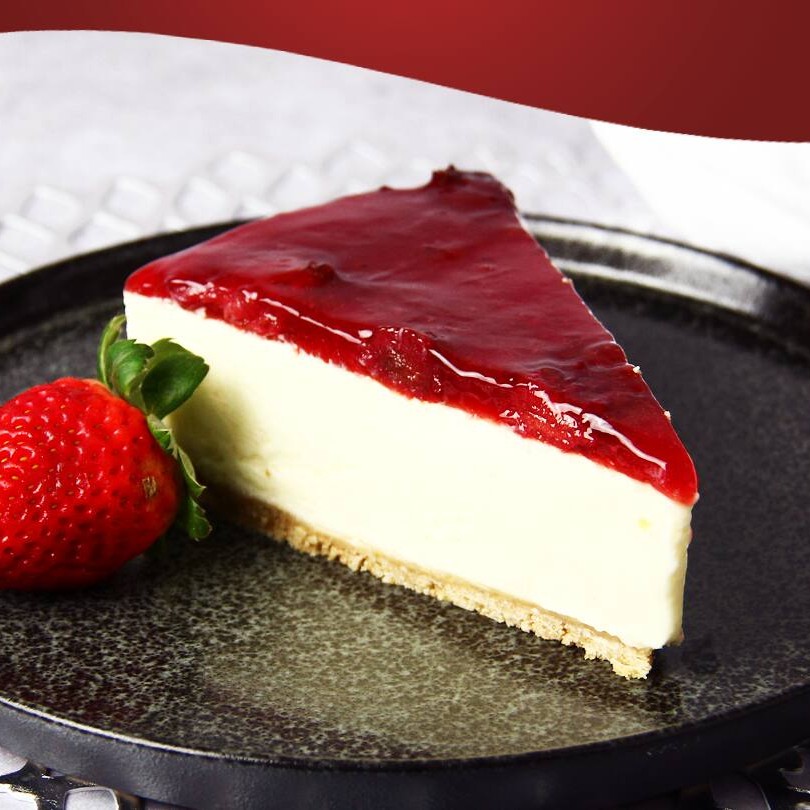 Delicioso creme de queijo sobre fina camada de biscoito e coberto de geleia de morango