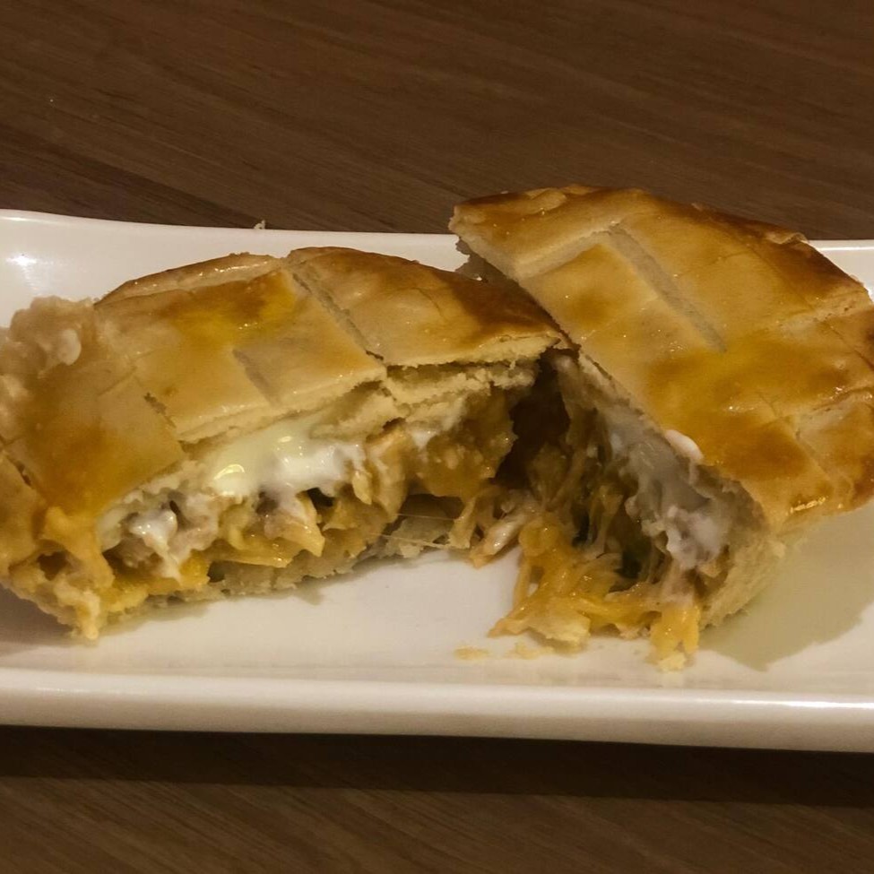 Saborosa empada média recheada (aprox. 120g)