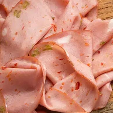 Uma combinação surpreendente: o sabor clássico da mortadela Ceratti com o toque refrescante do picles. Ideal para sanduíches criativos.