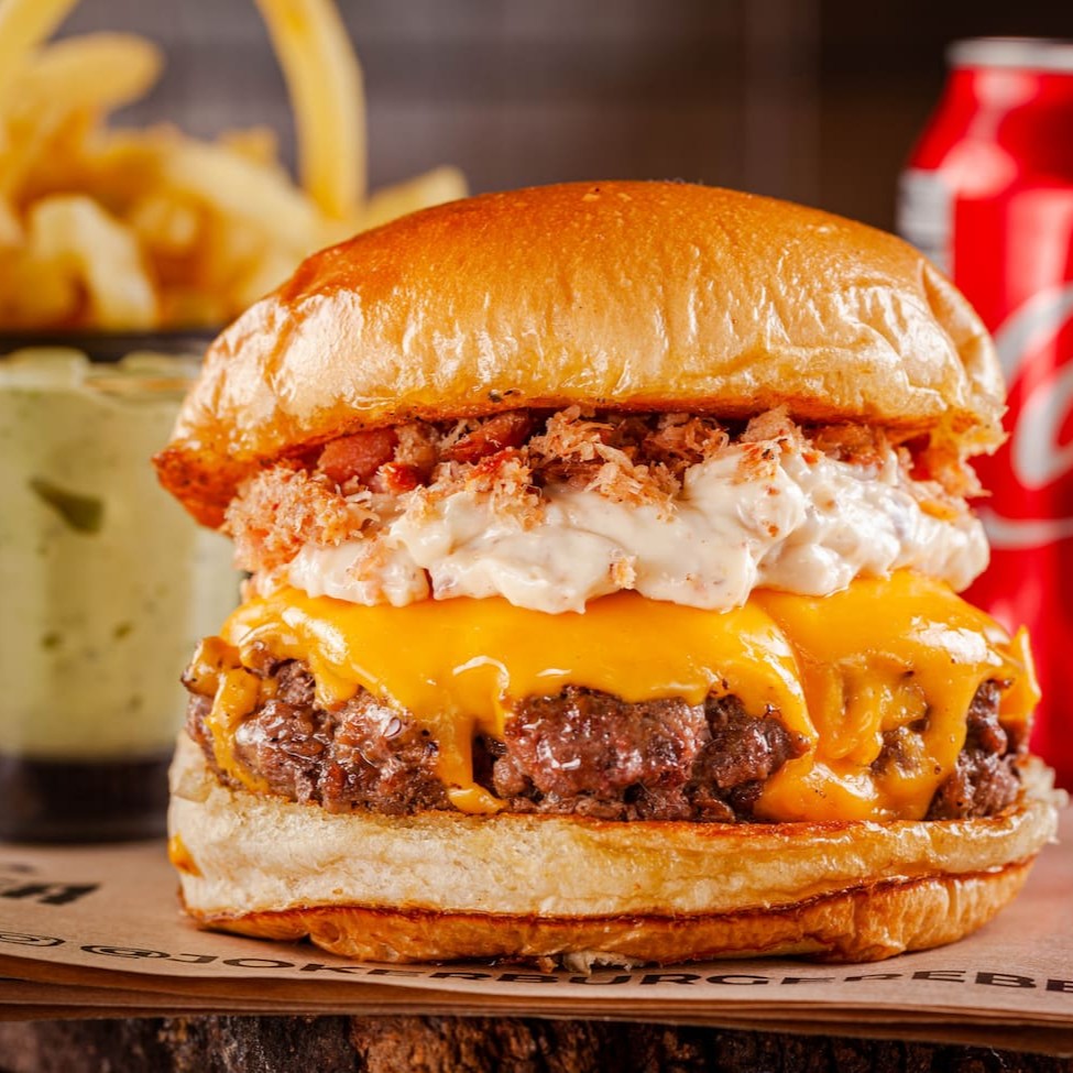 Blend 150g , Queijo Cheddar ou Prato, farofa de Bacon, maionese de bacon , no pão de brioche.