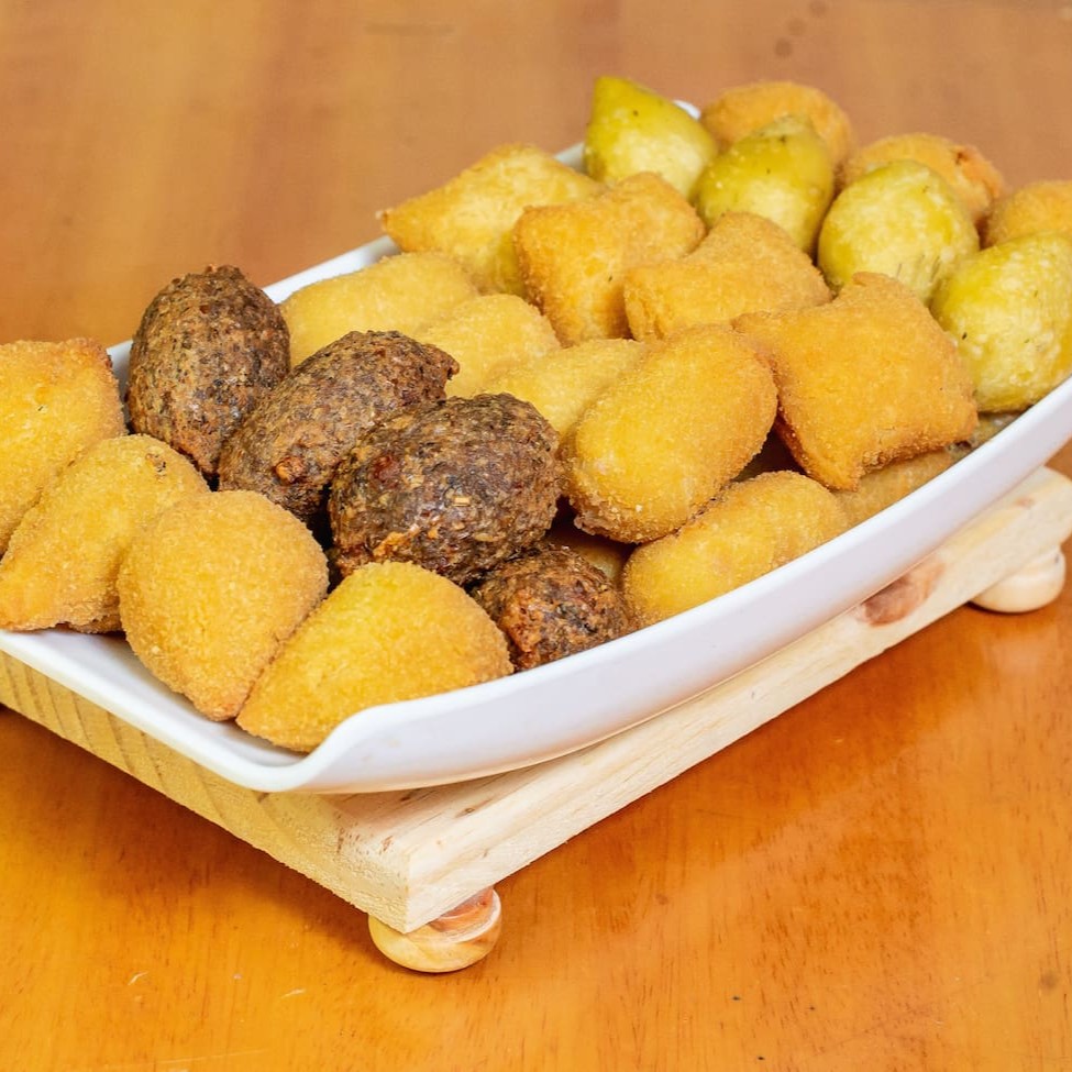 A delícia é certa! Pega esse combo: 25 salgadinhos variados + 25 churros + 1 coca de 2l.