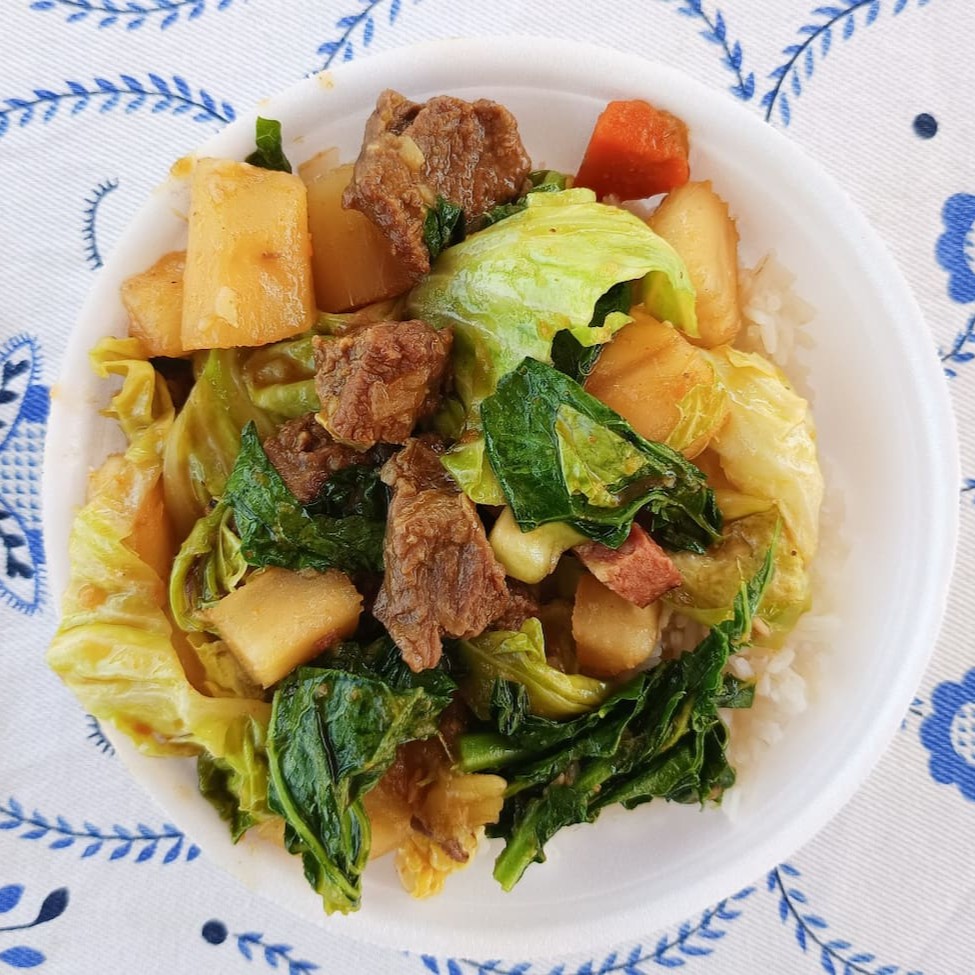 Delicioso Ensopadinho de carne com legumes frescos acompanhado de arroz, feijão e farofinha especial .