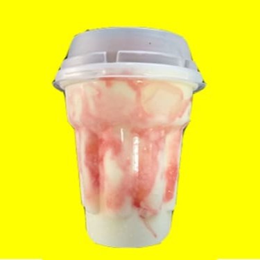 Um Delicioso Sorvete Com Cobertura De Morango Com Amendoim Picado