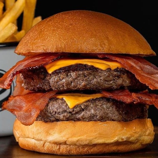 Pão brioche, 2 Carnes, 2 ovos ,2 camadas de queijo, bacon e molho.