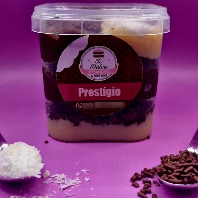 Uma deliciosa massa de chocolate 50 % cacau amanteigada, e um delicioso brigadeiro e beijinho de coco intercalados nas camadas do bolo