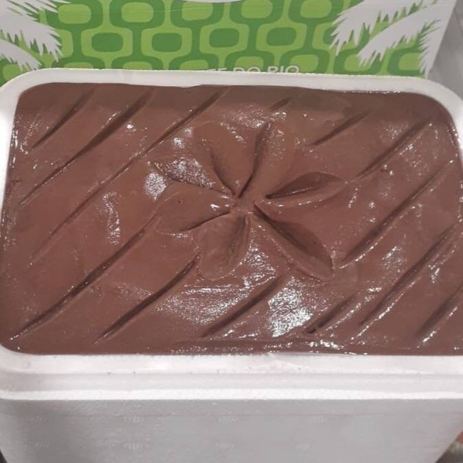 Sorvete De Chocolate Amargo Com Flocos De Chocolate 

Ingredientes: água filtrada, sacarose, cacau natural, leite em pó integral, sólidos de origem láctea, cobertura de chocolate (gordura vegetal, sacarose, cacau em pó, aromatizante idêntico ao natural. Estabilizante: lecitina de soja (Ins322)), creme de leite, chocolate em pó e glucose. Espessantes: goma guar e carragena. Estabilizante: monoestearato de glicerina. Corante artificial: Marrom (corante artificial amarelo tartrazina (Ins102), corante (Ins123) e corante (Ins133)).

Alérgicos: Contém Leite. Não Contém Glúten. Alérgicos: Pode Conter Amendoim E Látex Natural.