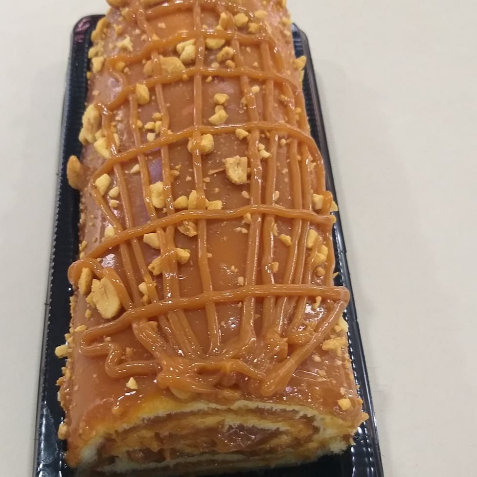 Sendo um destaque na nossa categoria de 'Confeitaria e Doces', apresentamos o apetitoso 'Rocambole de Doce de Leite - Unidade'. Este é um doce cuidadosamente preparado, que combina uma massa leve e macia, que derrete na boca, com um recheio generoso de doce de leite tradicional. O resultado é uma experiência gastronômica encantadora, capaz de agradar até os paladares mais exigentes. Nossos rocamboles são feitos com amor e dedicação, garantindo um sabor autêntico e inesquecível. Uma unidade de prazer absoluto que irá transformar o seu momento doce do Dia.