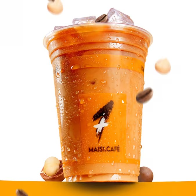 Apresentamos a nossa releitura especial do tradicional Cold Brew, o 'Cool Coffee'. Esta bebida arrebatadora de 420ml, combina a intensidade do espresso triplo com o sabor inconfundível e a textura cremosa da macadâmia. A adição de leite eleva a suavidade deste refresco, tornando-o a escolha perfeita para quem aprecia uma bebida gelada sofisticada. Experimente essa mistura revigorante e descubra um novo patamar das bebidas geladas!