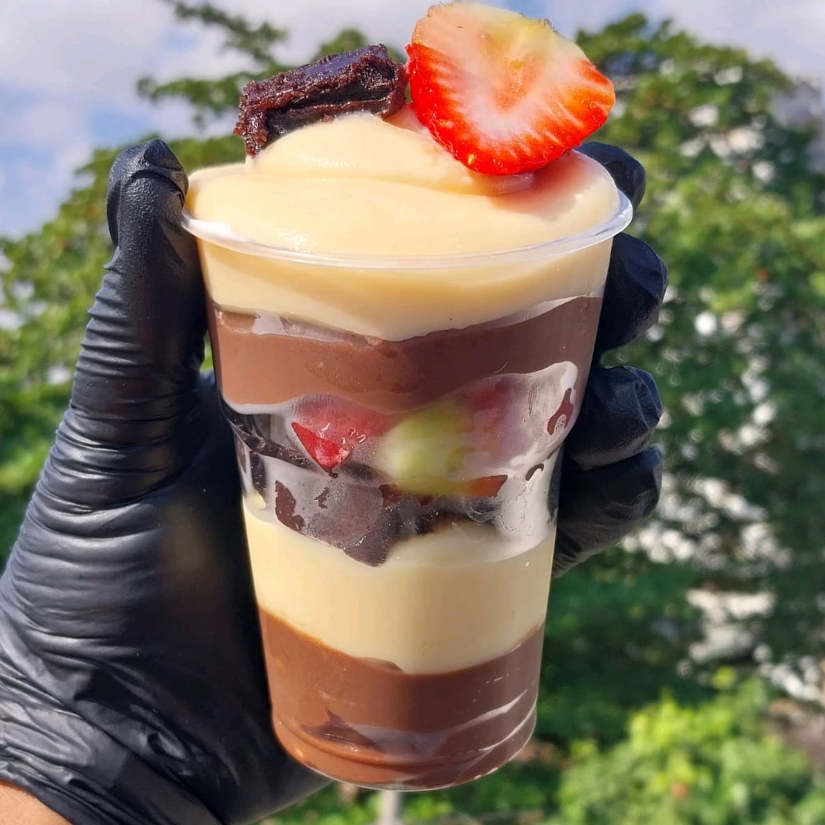 Copo de 200 ml recheado com nosso creme de leite ninho , creme de chocolate , brownie e morangos frescos selecionados