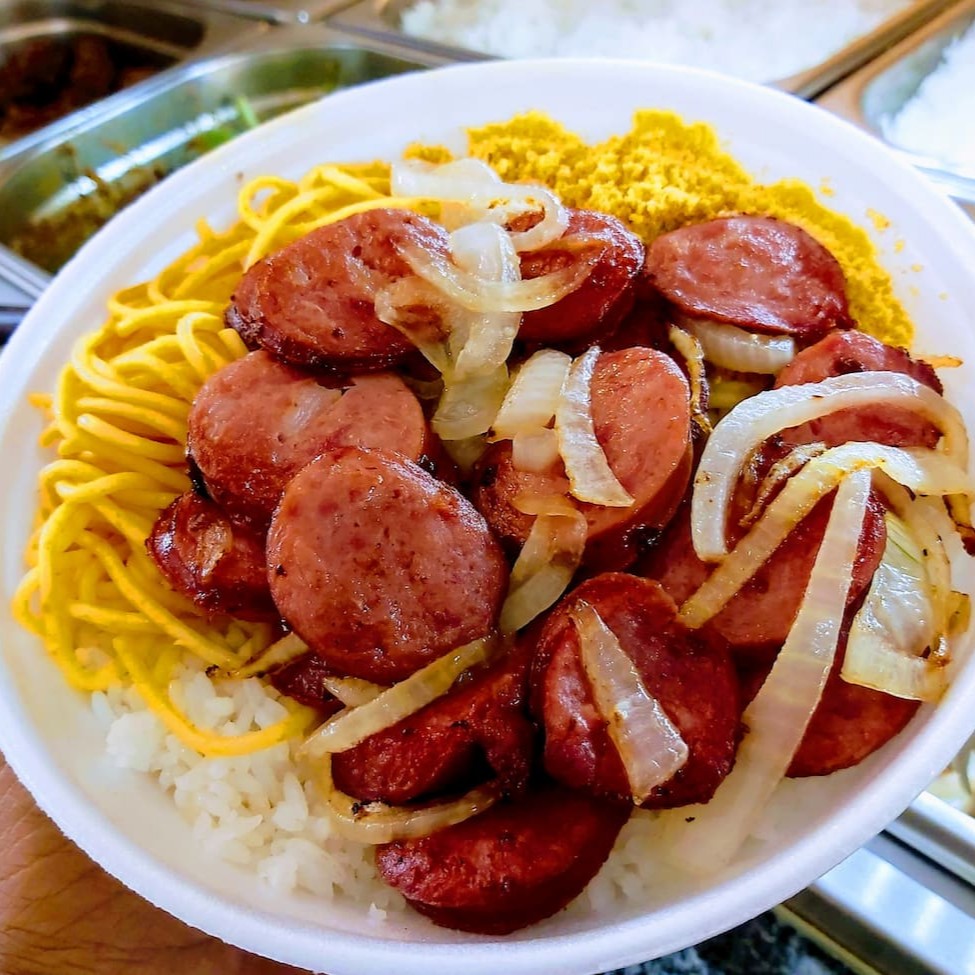 Um prato que se destaca na categoria 'Bom e Barato'. Acompanhada por um arroz branco suavemente temperado, feijão fresquinho com um sabor caseiro inigualável, macarrão, farofa crocante e deliciosamente temperada, batatas fritas douradas e crocantes e uma refrescante salada verde, repleta de folhas frescas e crocantes. Uma combinação perfeita para uma refeição completa e saborosa!