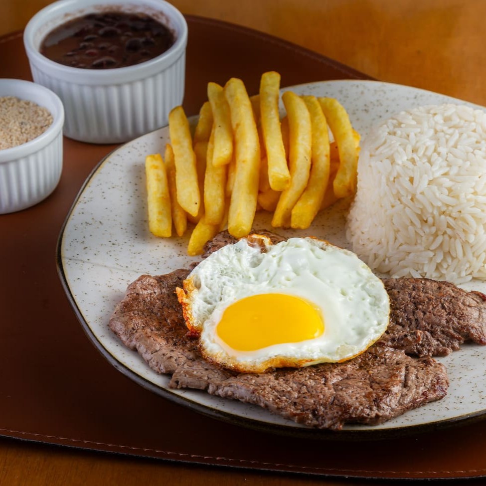 200 gramas de filé mignon com arroz, feijão, farofa e ovo estrelado