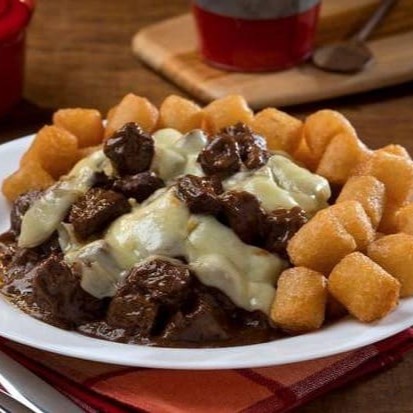 Delicioso filé-mignon no molho madeira, queijo derretido acompanhado com batata frita.