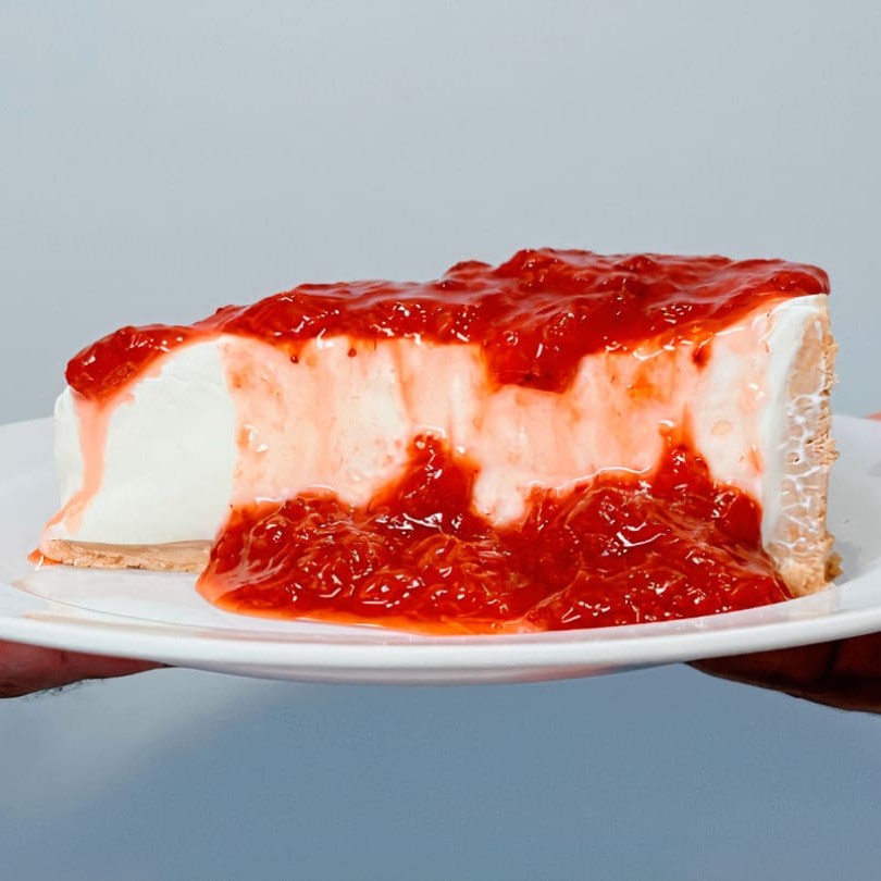 A Skycheese é a cheesecake mais divina que você já experimentou. Com um recheio de cream cheese excepcionalmente cremoso e saboroso, repousa majestosamente sobre uma camada delicada e crocante de biscoito. A doçura é complementada por duas opções de caldas, ambas irresistíveis. A primeira é a nossa calda especial, uma mistura sublime de morangos frescos e maduros. A segunda é uma incrível calda de