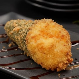 Cone de alga recheado, arroz japonês temperado, cebolinha, cream cheese, coberto com farinha panko super crocante e frito.