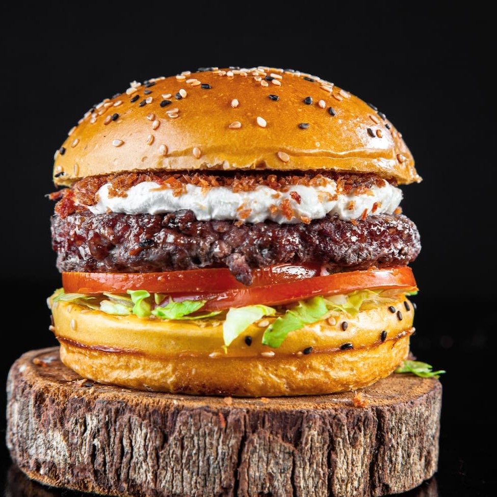 Se tu curti cream chesse essa escolha é perfeita ! Pão brioche Gergelim, blend bovino 120g, Cream Cheese de qualidade e sem miséria  , farofa de bacon , tomate , cebola roxa e folhas frescas de alface americana.