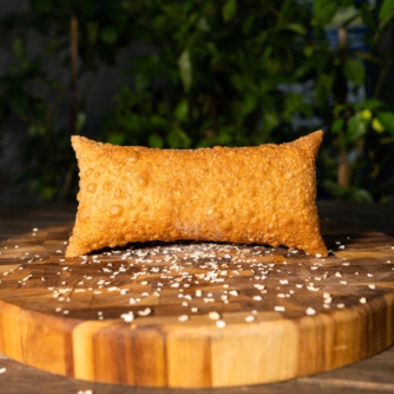 Pastel gourmet com massa sabor defumado e o recheio a sua escola .