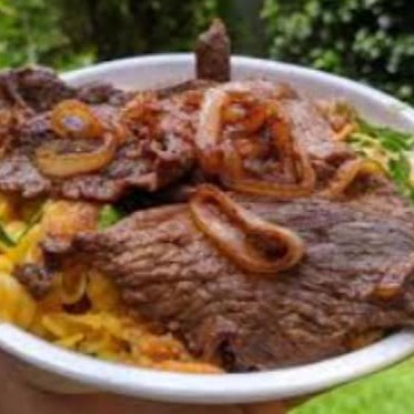 Marmita Individual   Bife Acebolado Com Arroz Feijao E Fritas  e farofa