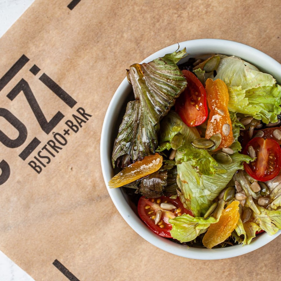 Refrescante salada de alface, tomate cereja, damasco, sementes de girassol e abóbora, finalizadas com azeite e flor de sal.