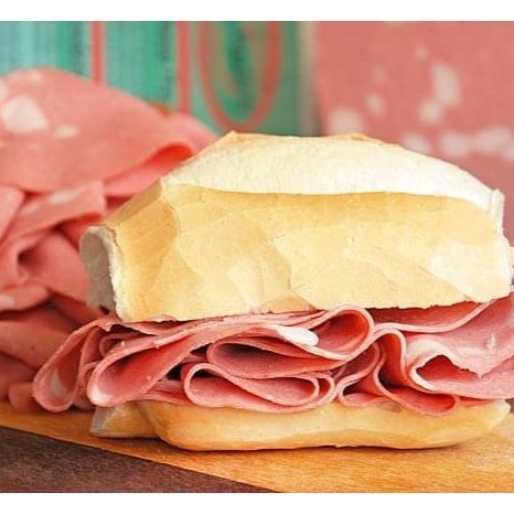 Pão Francês  Com fatias finas de mortadela defumada.