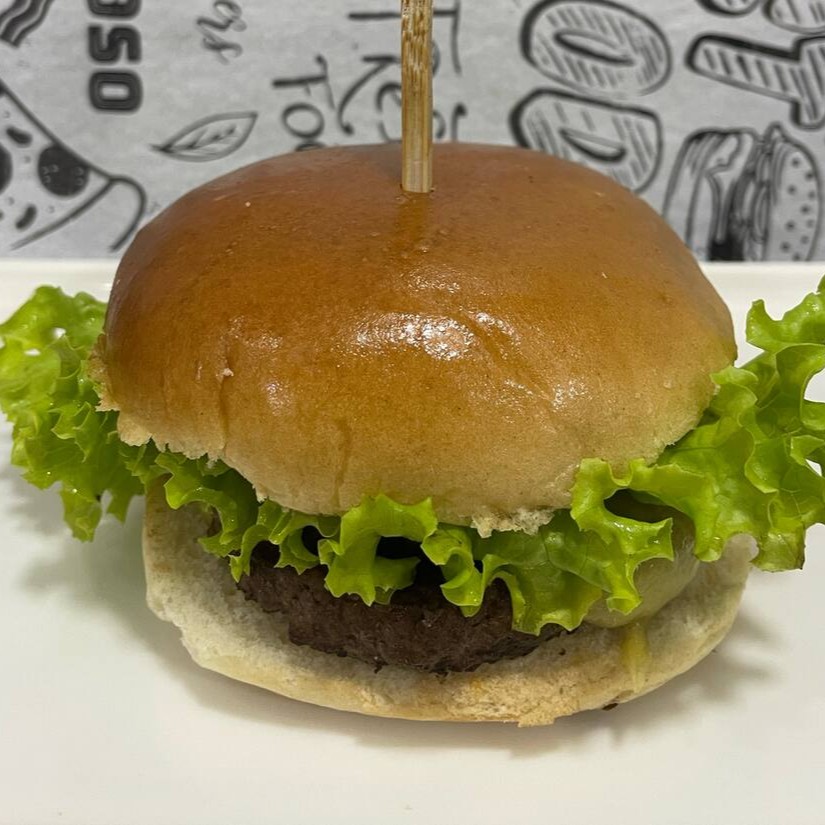 Pão de brioche , blend 140g, queijo, salada e molho especial.