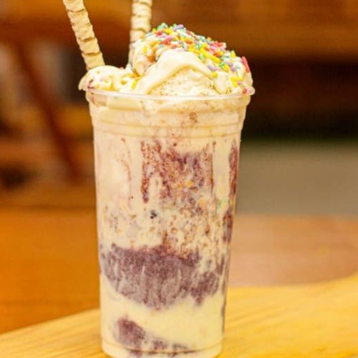 Açaí com um delicioso creme de Coco Branco.  O Creme de Coco Branco foi desenvolvido como creme no sabor de um tradicional doce de coco italiano: creme de chocolate branco, com pedaços de castanha de caju e flocos de coco; Proporcionando um sabor incrível, com equilíbrio perfeito entre a mistura de sabores e texturas.