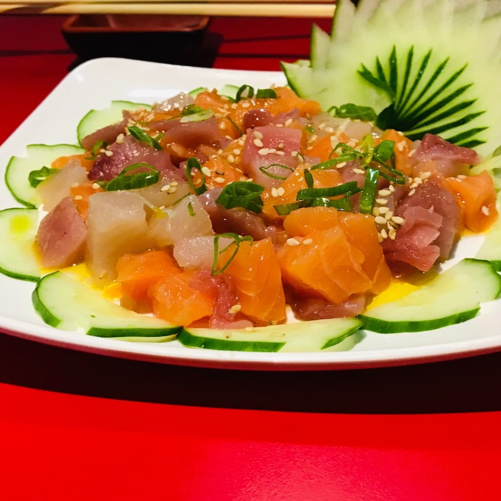 Cubos de salmão, atum e peixe branco temperados
