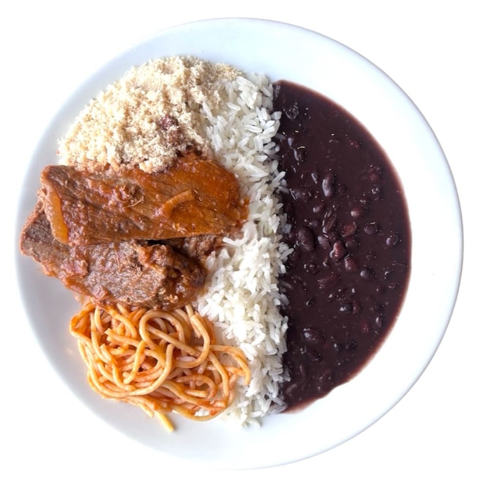 Acompanha  arroz, feijão (embalagem separada), farofa e macarrão. A melhor carne assada do . Não desista da sua compre-a que você vai ter uma Ótima Surpresa.