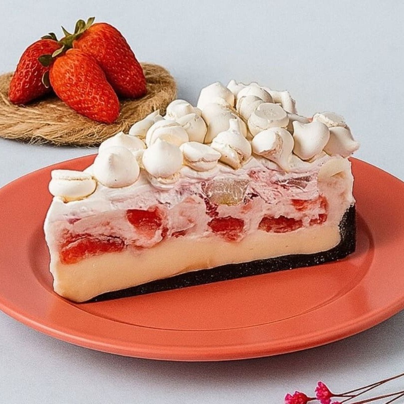 A queridinha que é um pedacinho do Céu na Boca! Ela tem sua base feita com biscoitos de chocolate, uma camada do nosso mousse de leite condensado especial seguida de uma cítrica camada de morangos selecionados. Suspiros que derretem na boca finalizam essa maravilha sob uma cama feita com nosso chantily especial