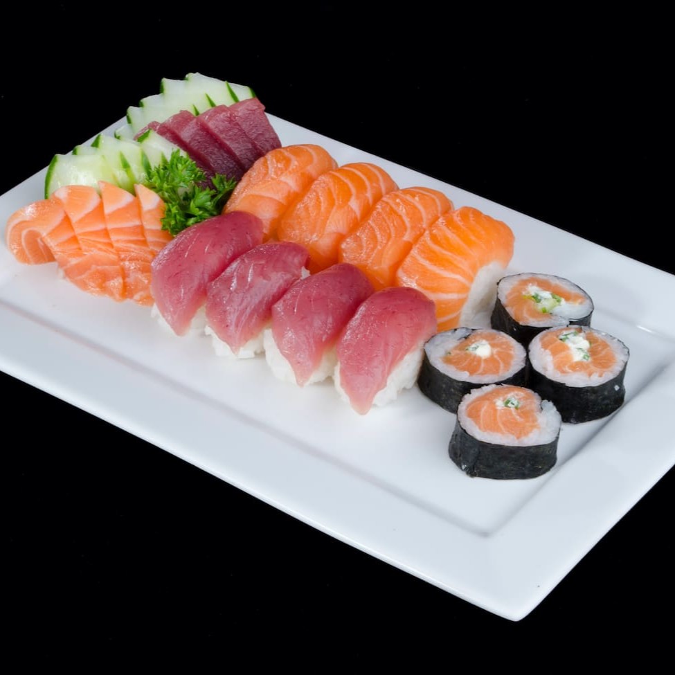 4 sashimi salmão + 4 sashimi atum + 4 sushi salmão + 4 sushi atum + 4 filadélfia