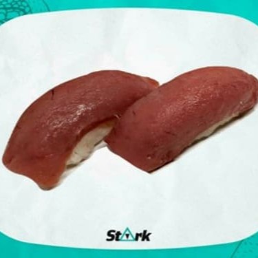 Bolinho de arroz com fatia de atum.