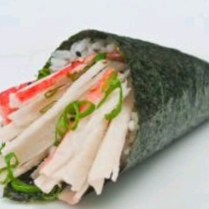 Temaki em formato de cone recheado com arroz e kani, com creme cheese e cebolinha , na compra de um temaki ganha outro grátis .