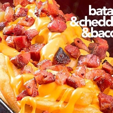 Deliciosas batatas fritas crocantes, cobertas com muito cheddar derretido e suculentos pedaços de bacon