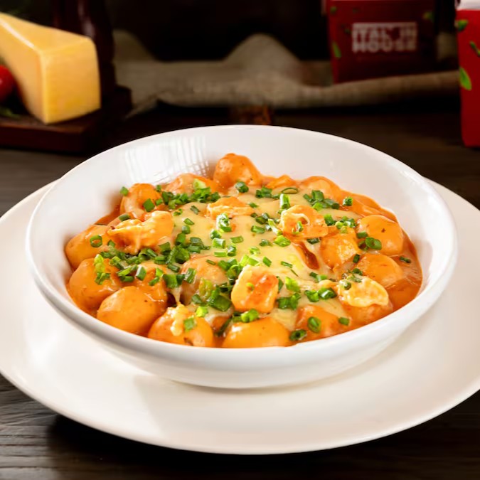 Camarão rosé combina o sabor delicado dos camarões com molho pomodoro, molho branco e um toque de especiarias. Realçam o sabor do mar. Este molho é perfeito para acompanhar nossas massas e nhoques. Finalizado com queijo e cebolinha. (aprox. 800g)