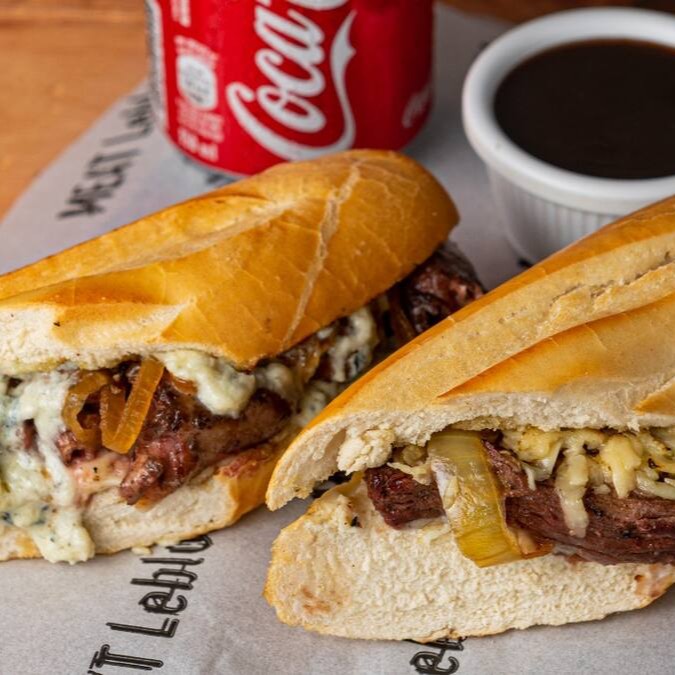 Baguette, Baby Beef especial, creme de queijo gorgonzola suave, molho chimichurri e cebola caramelizada